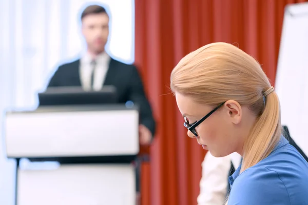 Zakelijke dame op de vergadering — Stockfoto