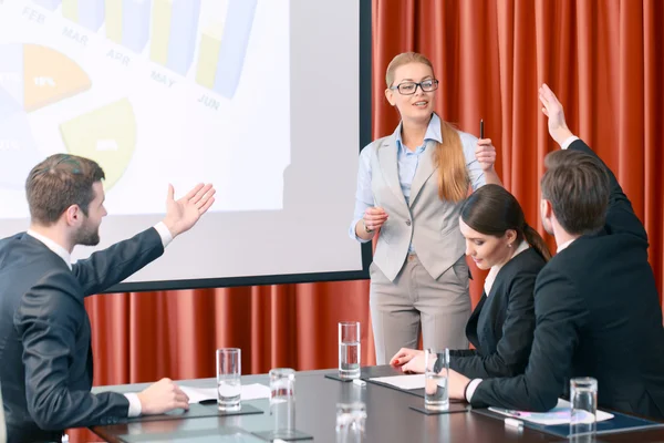 Maken van een presentatie tijdens vergadering — Stockfoto