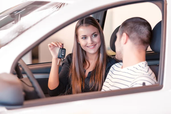 Pár s klíči uvnitř nové auto — Stock fotografie