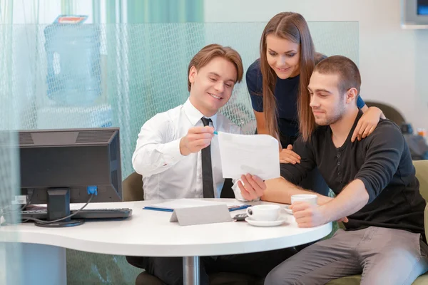 Paar communiceren met een verkoper — Stockfoto