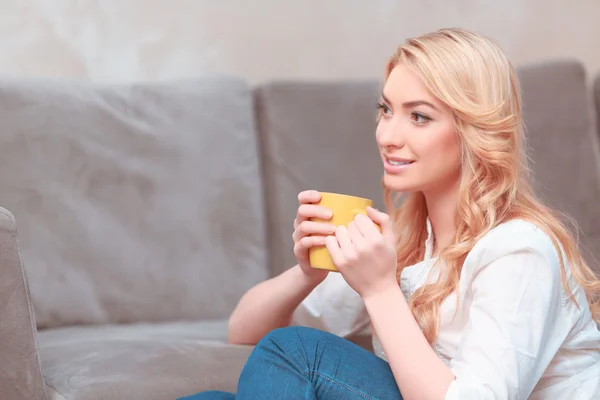 Beautiful young woman relaxing at home — Stock Photo, Image