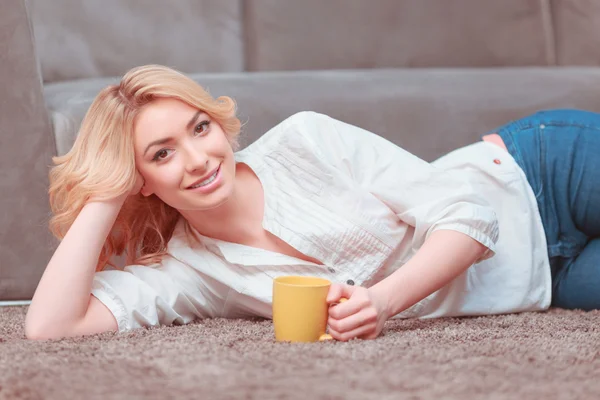 Beautiful young woman relaxing at home — Stock Photo, Image