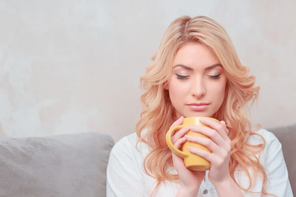 Mooie jonge vrouw ontspannen thuis — Stockfoto