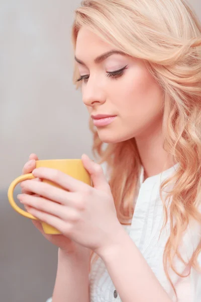 Mooie jonge vrouw ontspannen thuis — Stockfoto