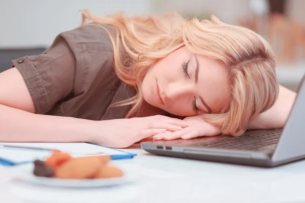 Beautiful young woman sleeping in the office — Stock Photo, Image