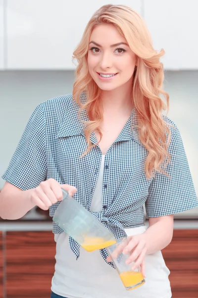 Young attractive woman making fresh juice — Stock Photo, Image