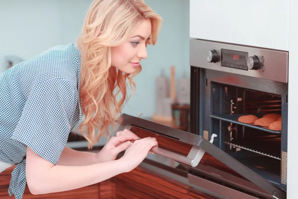 Mujer atractiva joven haciendo pastelería casera — Foto de Stock