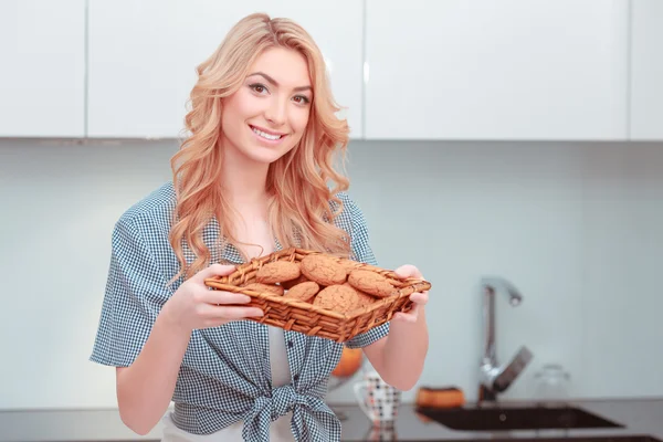 Mujer atractiva joven haciendo pastelería casera — Foto de Stock