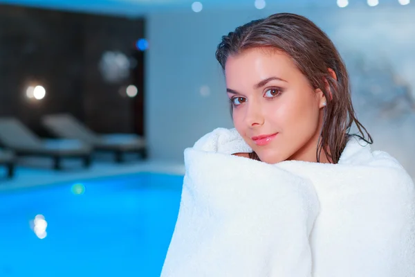 Beautiful woman in luxury swimming pool — Stock Photo, Image