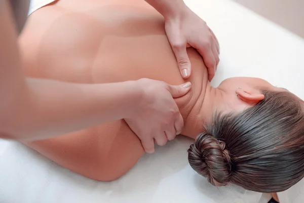 Hermosa mujer joven en el spa — Foto de Stock