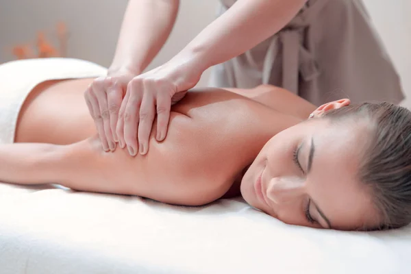 Hermosa mujer joven en el spa — Foto de Stock