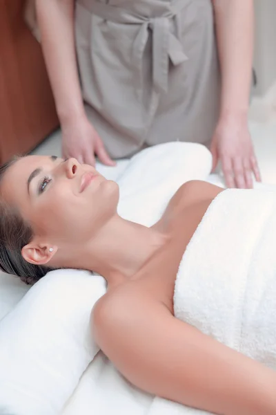 Hermosa mujer joven en el spa —  Fotos de Stock