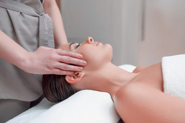 Hermosa mujer joven en el spa — Foto de Stock