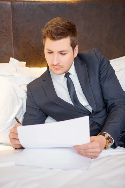 Biznesmen w luksusowy hotel — Zdjęcie stockowe