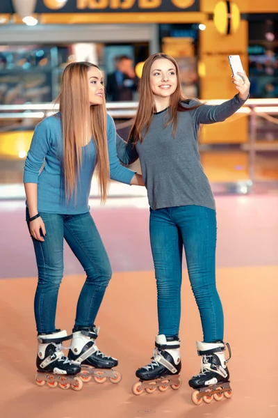 Beautiful girls on the rollerdrome — Stock Photo, Image