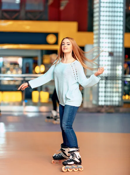 Bella ragazza sul rollerdrome — Foto Stock