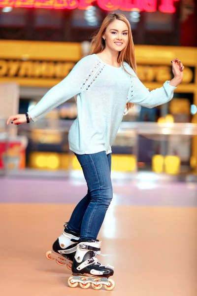 Mooi meisje op de rollerdrome — Stockfoto