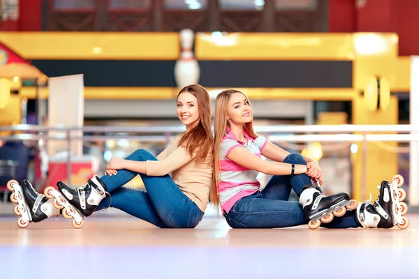 Mooie meisjes op de rollerdrome — Stockfoto