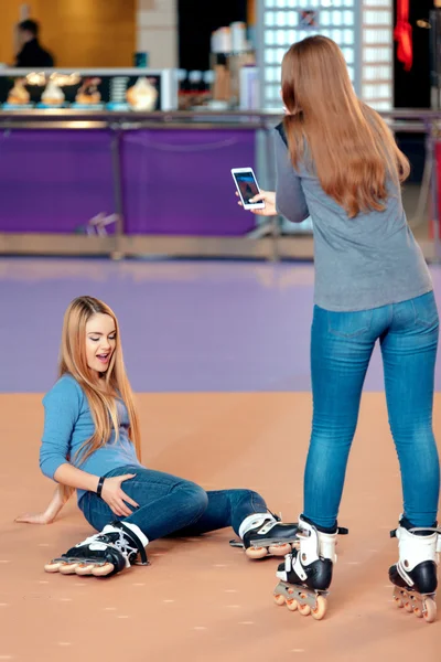 Beautiful girls on the rollerdrome — Stock Photo, Image