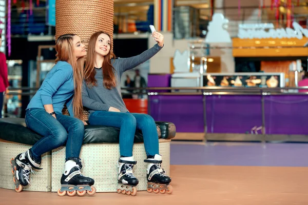 Hermosas chicas en el rollerdrome —  Fotos de Stock