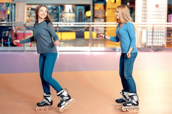 Piękne dziewczyny na rollerdrome — Zdjęcie stockowe