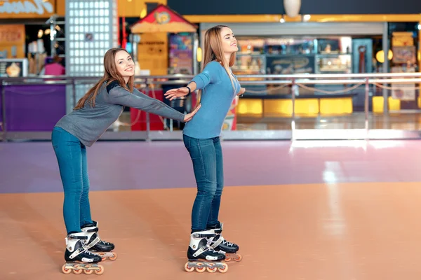 Beautiful girls on the rollerdrome — Stock Photo, Image