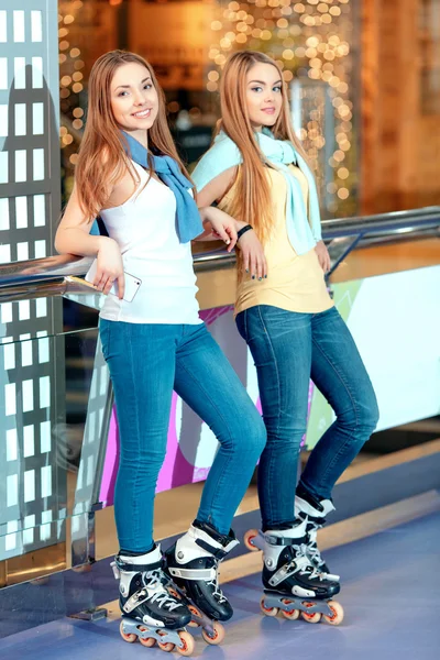 Beautiful girls on the rollerdrome — Stock Photo, Image