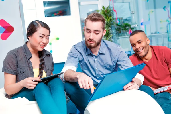 Jeunes créateurs au brainstorming — Photo