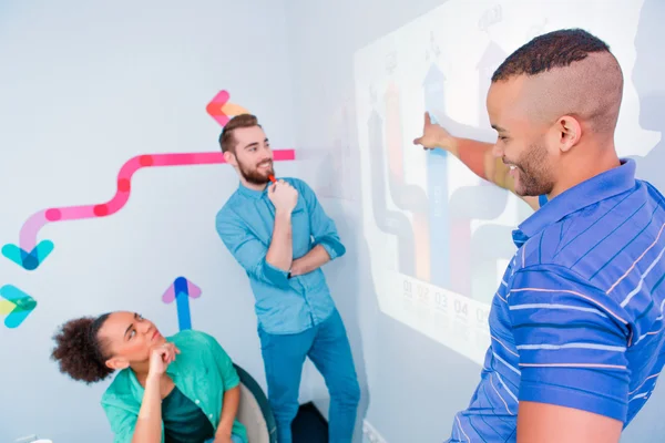 Jeunes créateurs au brainstorming — Photo