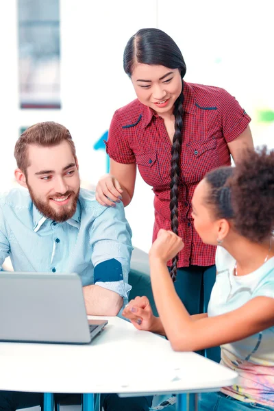 Jovens criativos em brainstorming — Fotografia de Stock