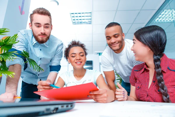 Kreativa ungdomar på brainstorming — Stockfoto