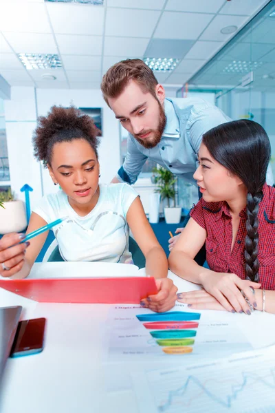 Kreativa ungdomar på brainstorming — Stockfoto