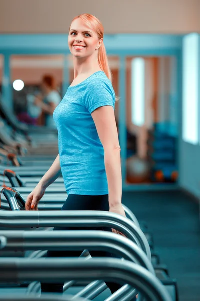 Atractiva mujer madura en el club deportivo — Foto de Stock