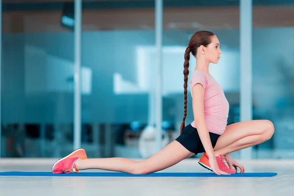 Cute teenage girl at sports club — Stock Photo, Image