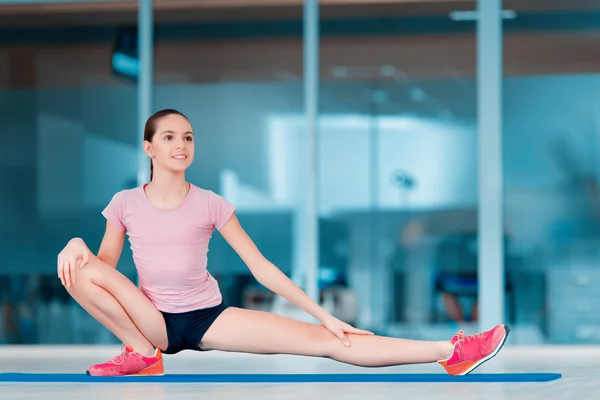 Carino ragazza adolescente al club sportivo — Foto Stock