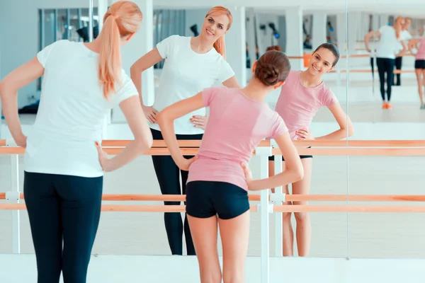 Mother and teenage girl at dancing club — Stock Photo, Image