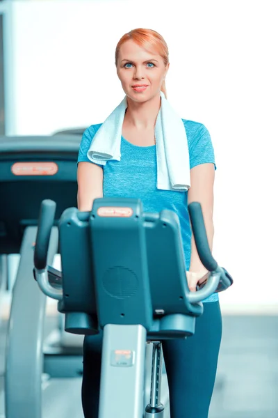 Attractive mature woman at sports club — Stock Photo, Image