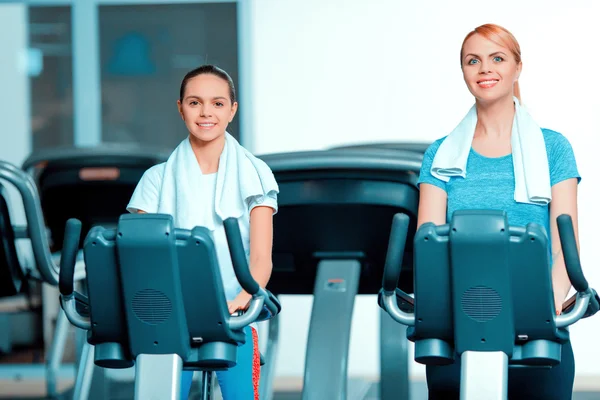 Söt tonåring tjej och hennes mamma på sports club — Stockfoto