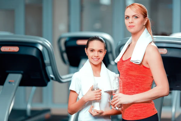 Mère et fille au club de sport — Photo