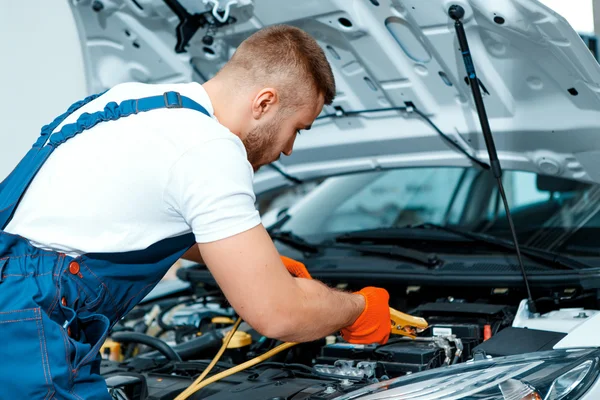 Car mechanic at the service station — Stock Photo, Image