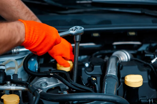 Car mechanic at the service station — Stock Photo, Image