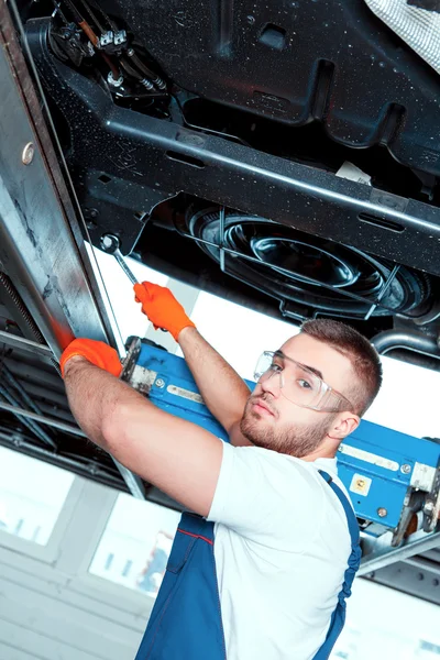 Bilmekaniker på service station — Stockfoto