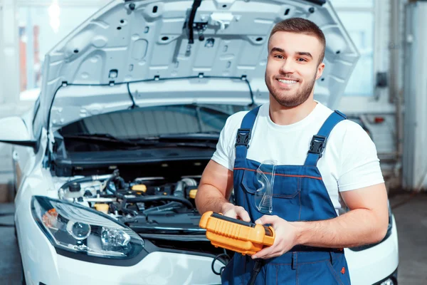 Automechanik v čerpací stanici — Stock fotografie