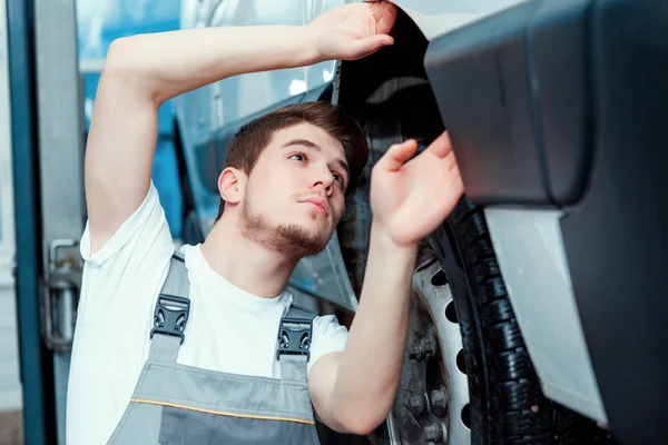 Automechaniker an der Tankstelle — Stockfoto