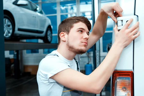 Automechanik v čerpací stanici — Stock fotografie