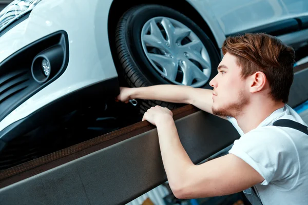 Bilmekaniker på service station — Stockfoto