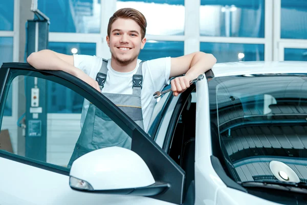 Mecánico de coches en la estación de servicio — Foto de Stock