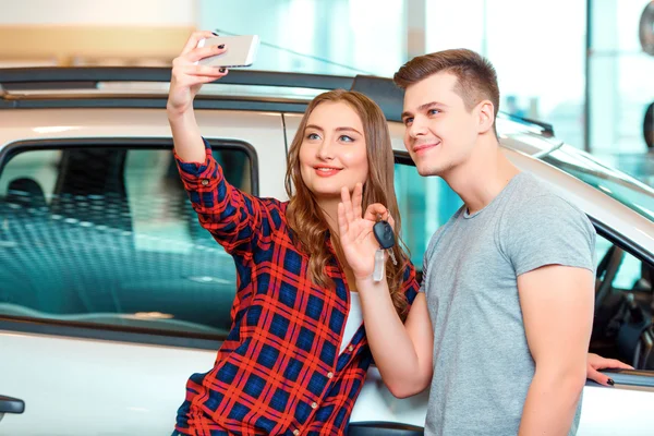 Feliz joven pareja en la concesionaria —  Fotos de Stock