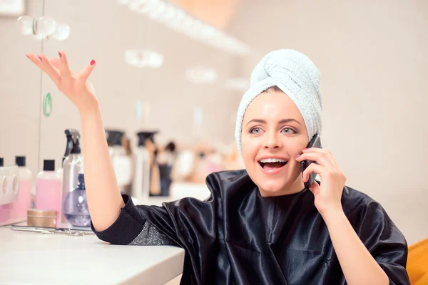 Mooie vrouw in kapsalon — Stockfoto