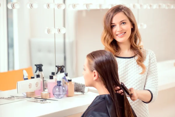 Belle femme dans le salon de coiffure — Photo